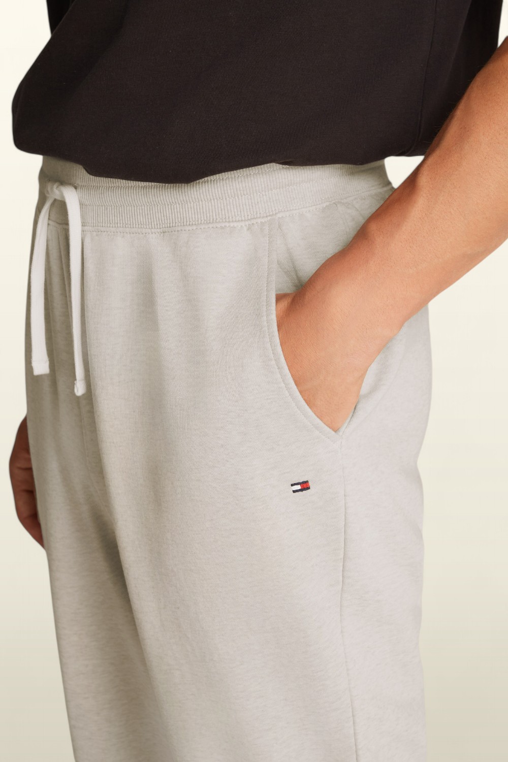 תמונת תקריב דוגמן של מכנסי ג'וגר TOMMY HILFIGER