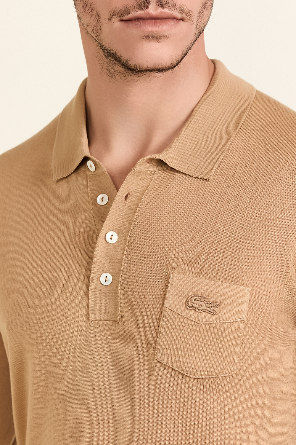 תמונת תקריב דוגמן של סריג פולו מצמר LACOSTE