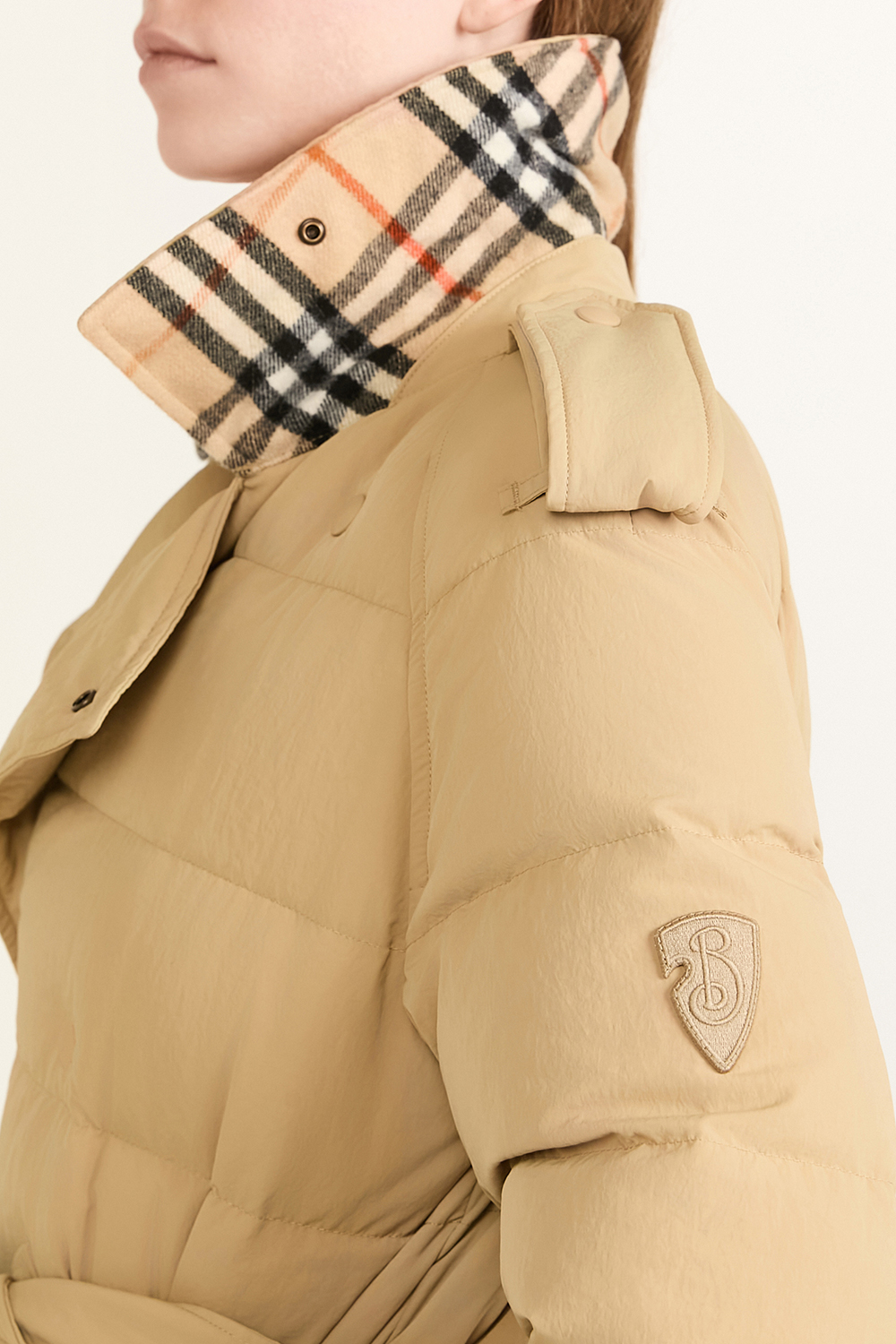 תמונת תקריב דוגמן של מעיל פוך ארוך BURBERRY