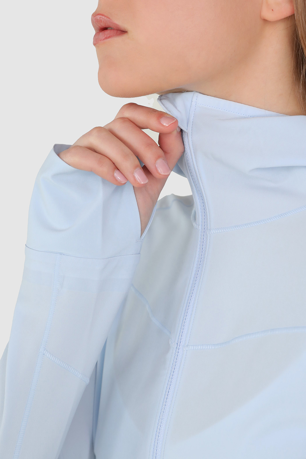 תמונת תקריב דוגמן של Mist Over Windbreaker LULULEMON
