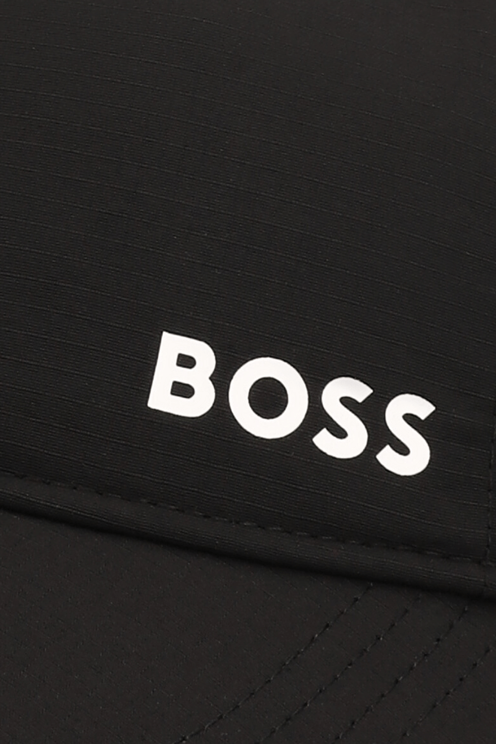 תמונת תקריב של כובע מצחייה עם הגנת UV BOSS