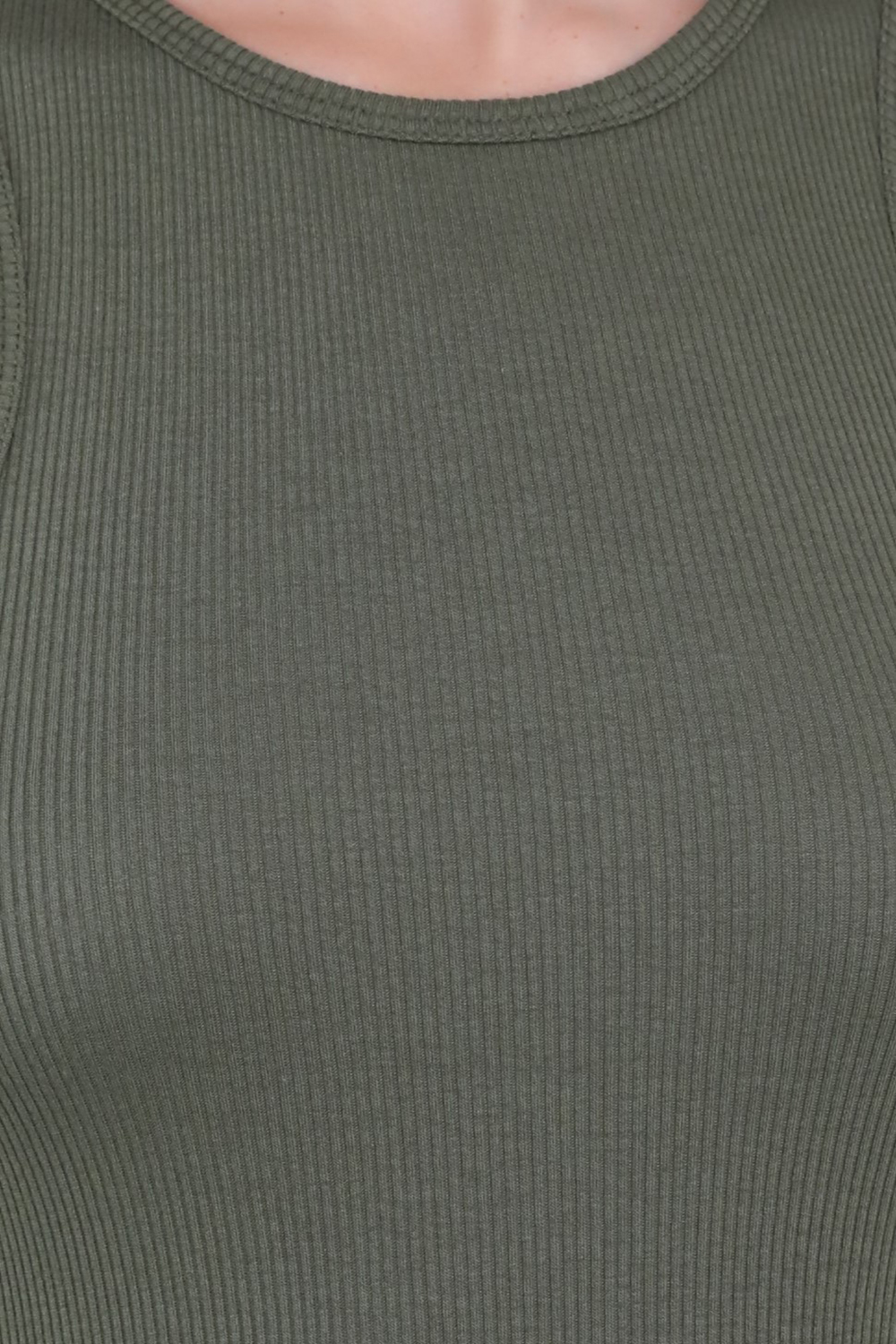 תמונת תקריב דוגמן של גופיית ריב RAG & BONE