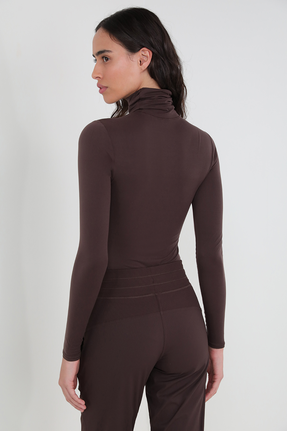 תמונת דוגמן אחורית של Wundermost Nulu™ Turtleneck Bodysuit