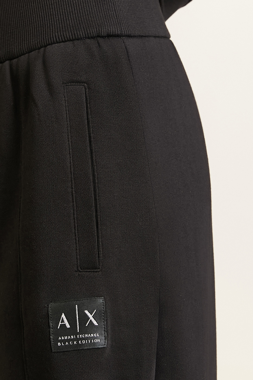 תמונת תקריב דוגמן של מכנסי ג'וג ארוכים ARMANI EXCHANGE