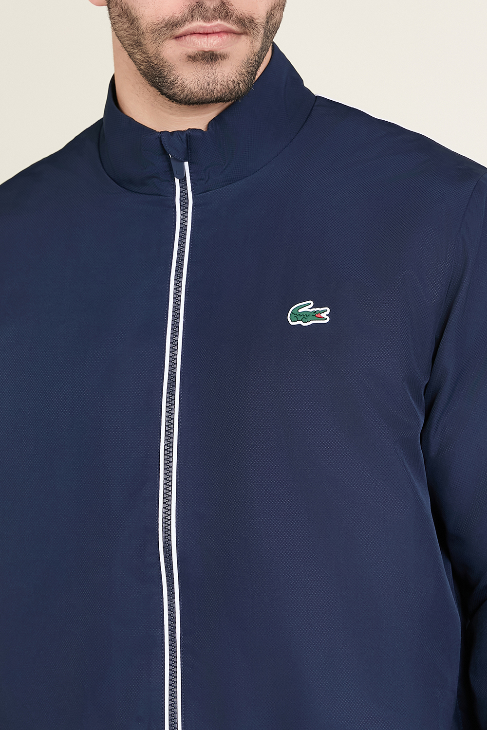 תמונת תקריב דוגמן של חליפת ג'וגר LACOSTE
