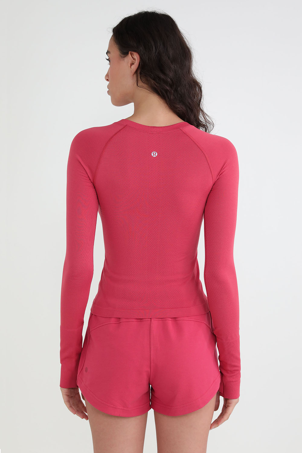 תמונת דוגמן אחורית של Swiftly Tech Long-Sleeve Shirt 2.0