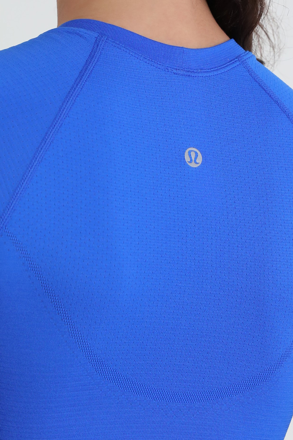 תמונת תקריב דוגמן של Swiftly Tech Cropped Short-Sleeve Shirt 2.0