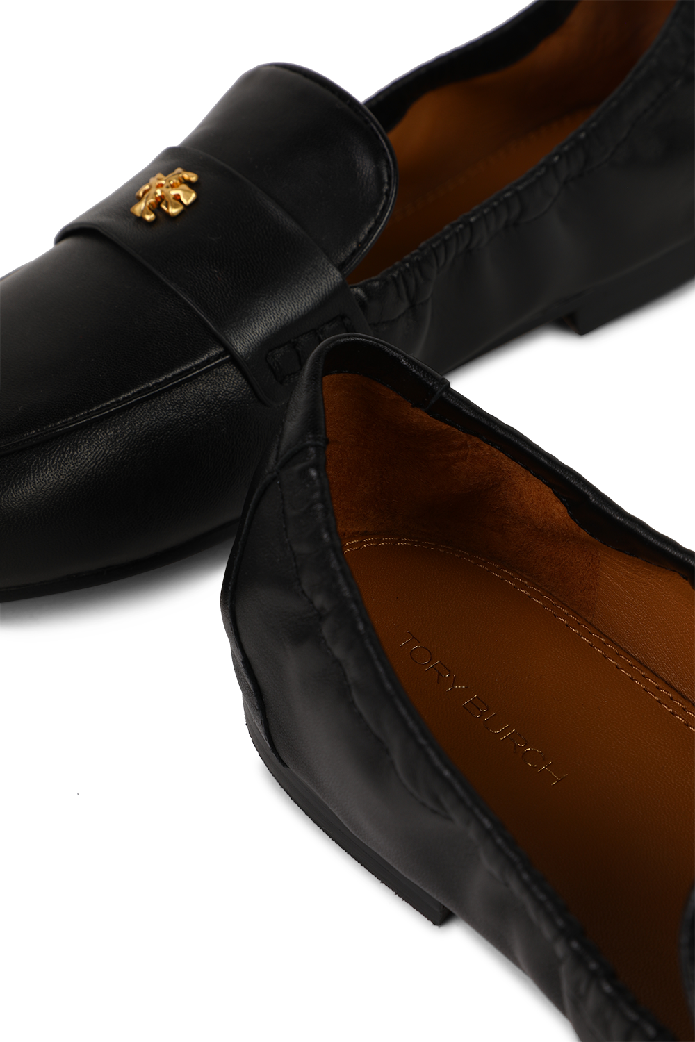 תמונת תקריב של נעלי מוקסינים TORY BURCH
