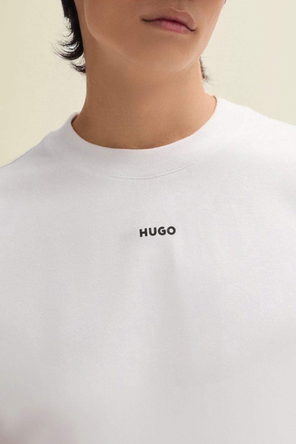 תמונת תקריב דוגמן של חולצת טי HUGO