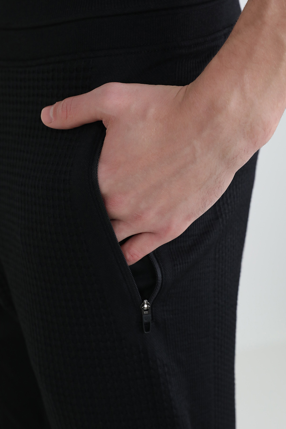 תמונת תקריב דוגמן של Engineered Warmth Jogger