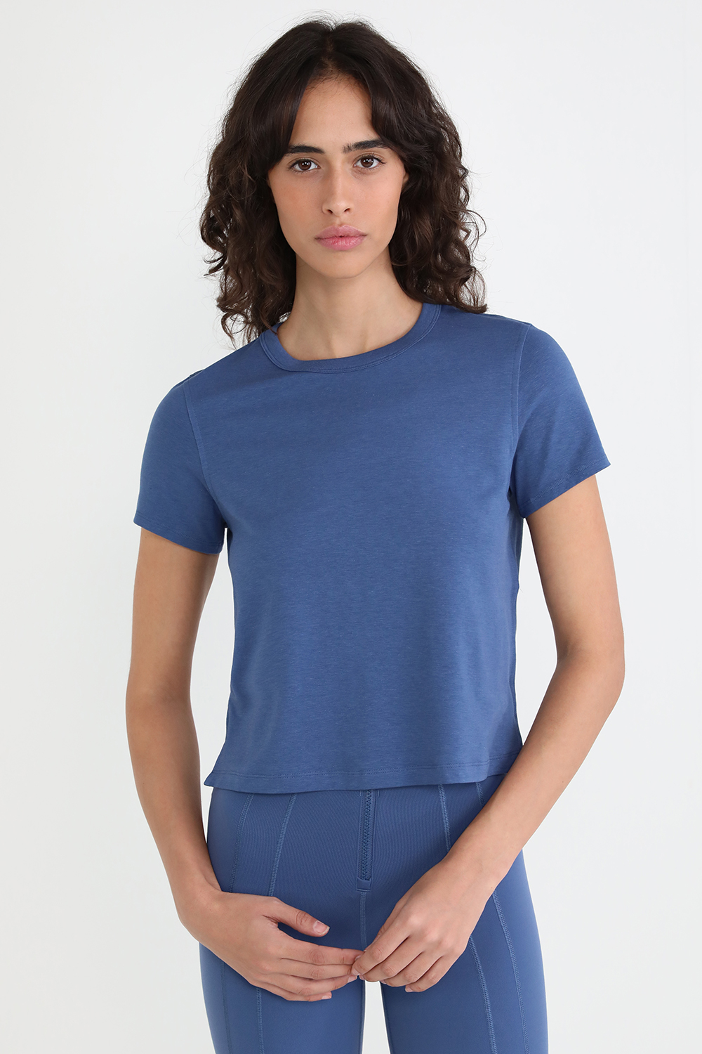 תמונת דוגמן קידמית של Classic-Fit Cotton-Blend Tee