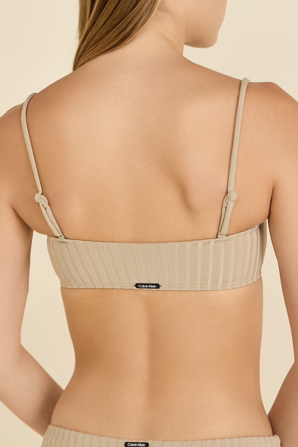 תמונת תקריב דוגמן של חזיית ביקיני ריב CALVIN KLEIN