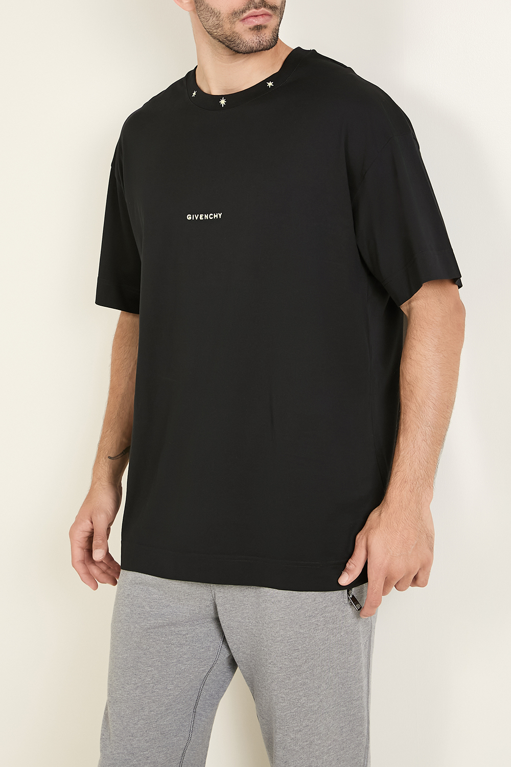 תמונת דוגמן קידמית של חולצת טי GIVENCHY