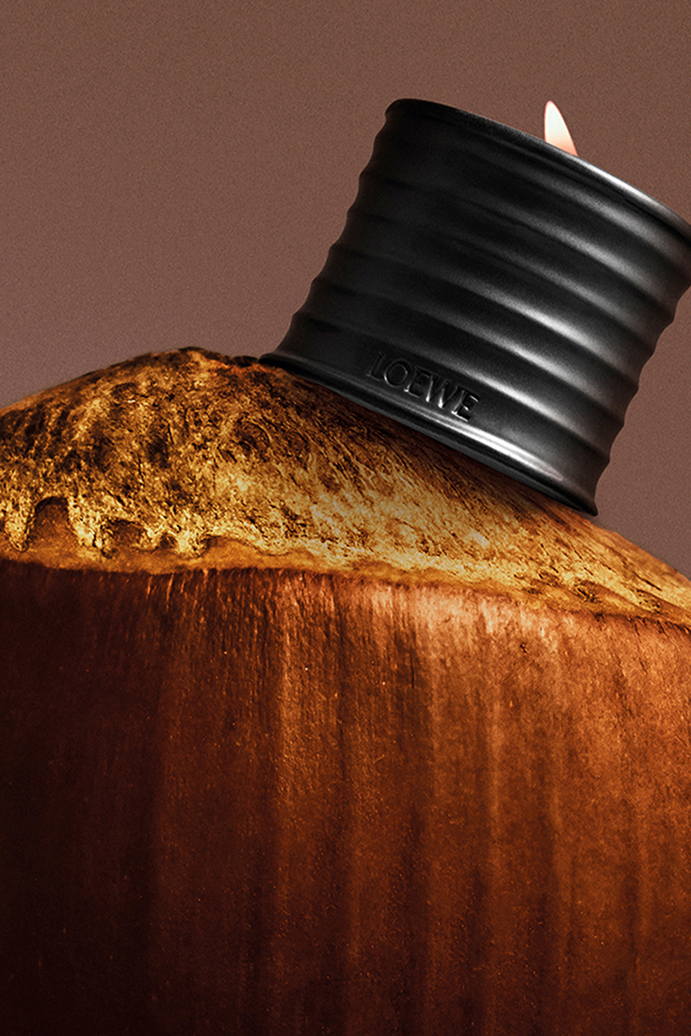 תמונת תקריב של LOEWE Roasted Hazelnut Large Scented Candle LOEWE PERFUMES