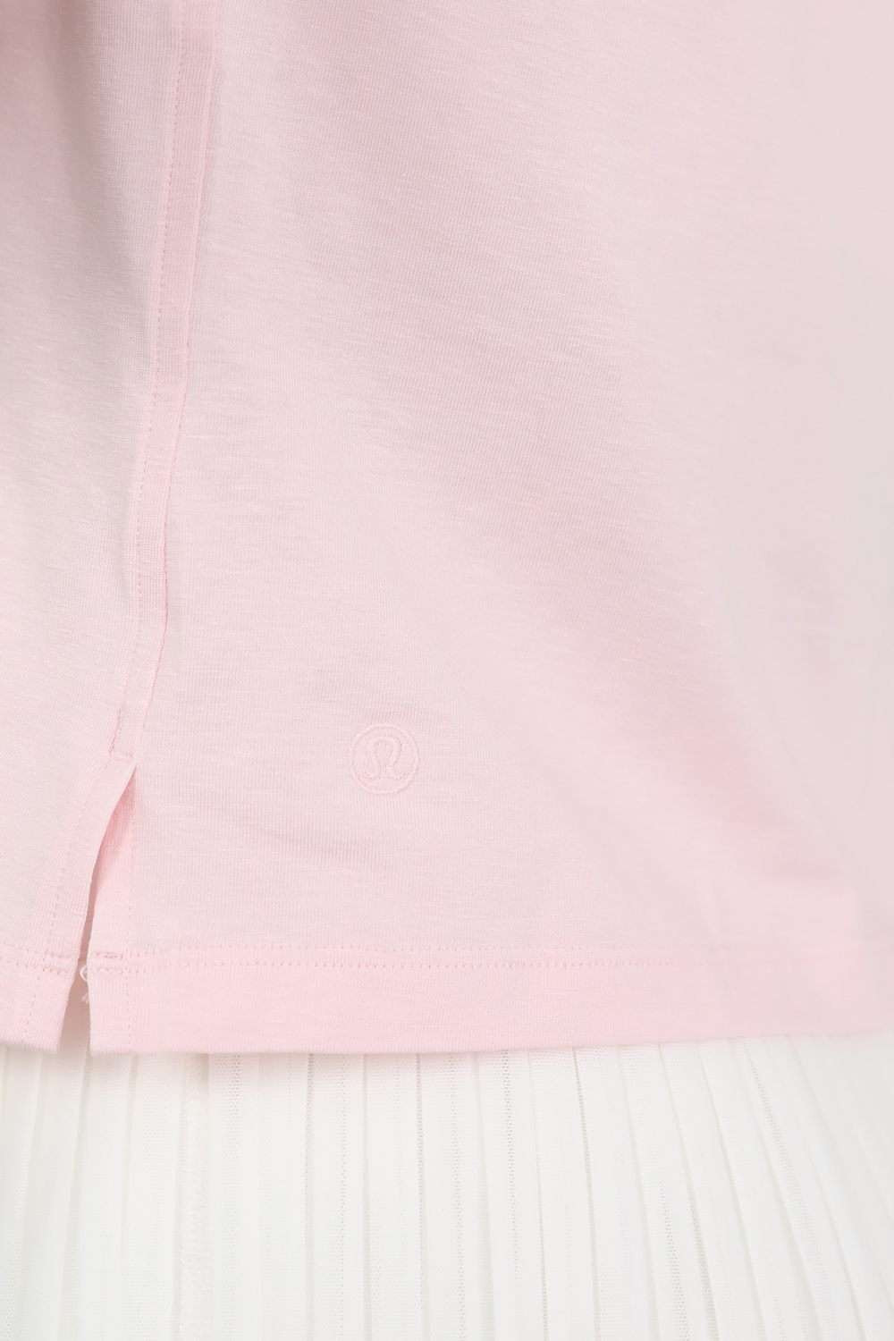 תמונת תקריב דוגמן של Classic-Fit Cotton-Blend Tee