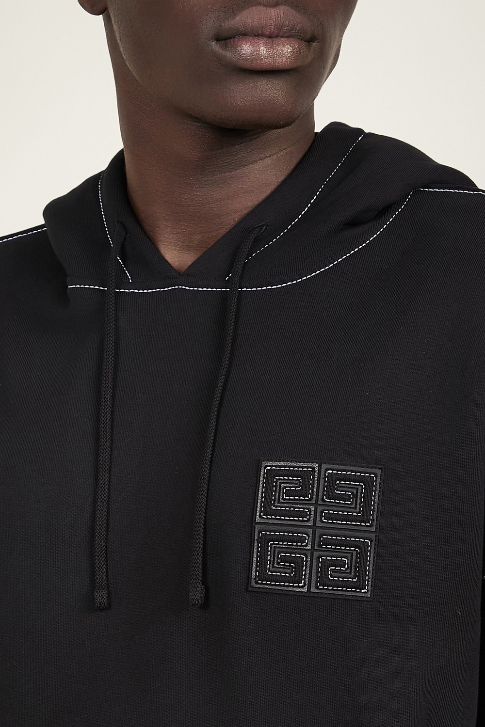 תמונת תקריב דוגמן של סווטשירט קפוצ'ון GIVENCHY