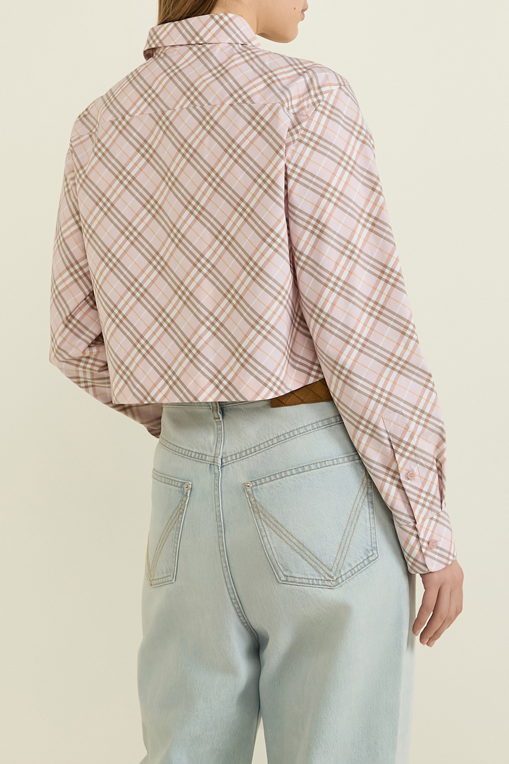 תמונת דוגמן אחורית של חולצת כפתורים קרופ BURBERRY
