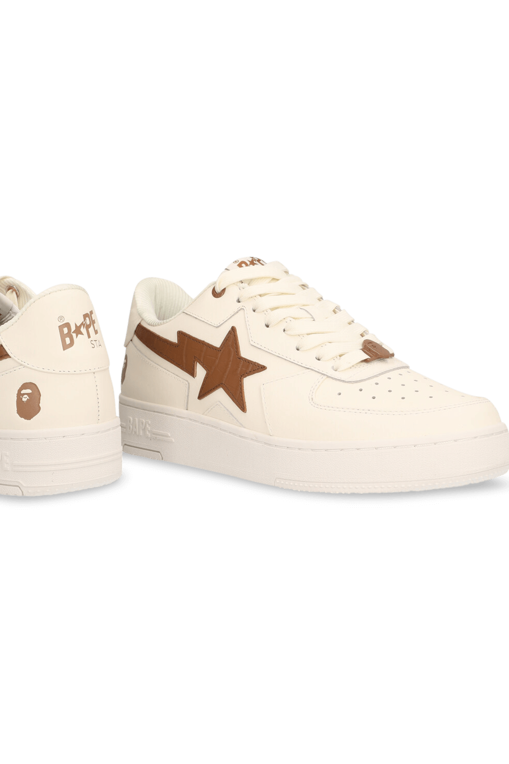 תמונת תקריב של נעלי סניקרס BAPE