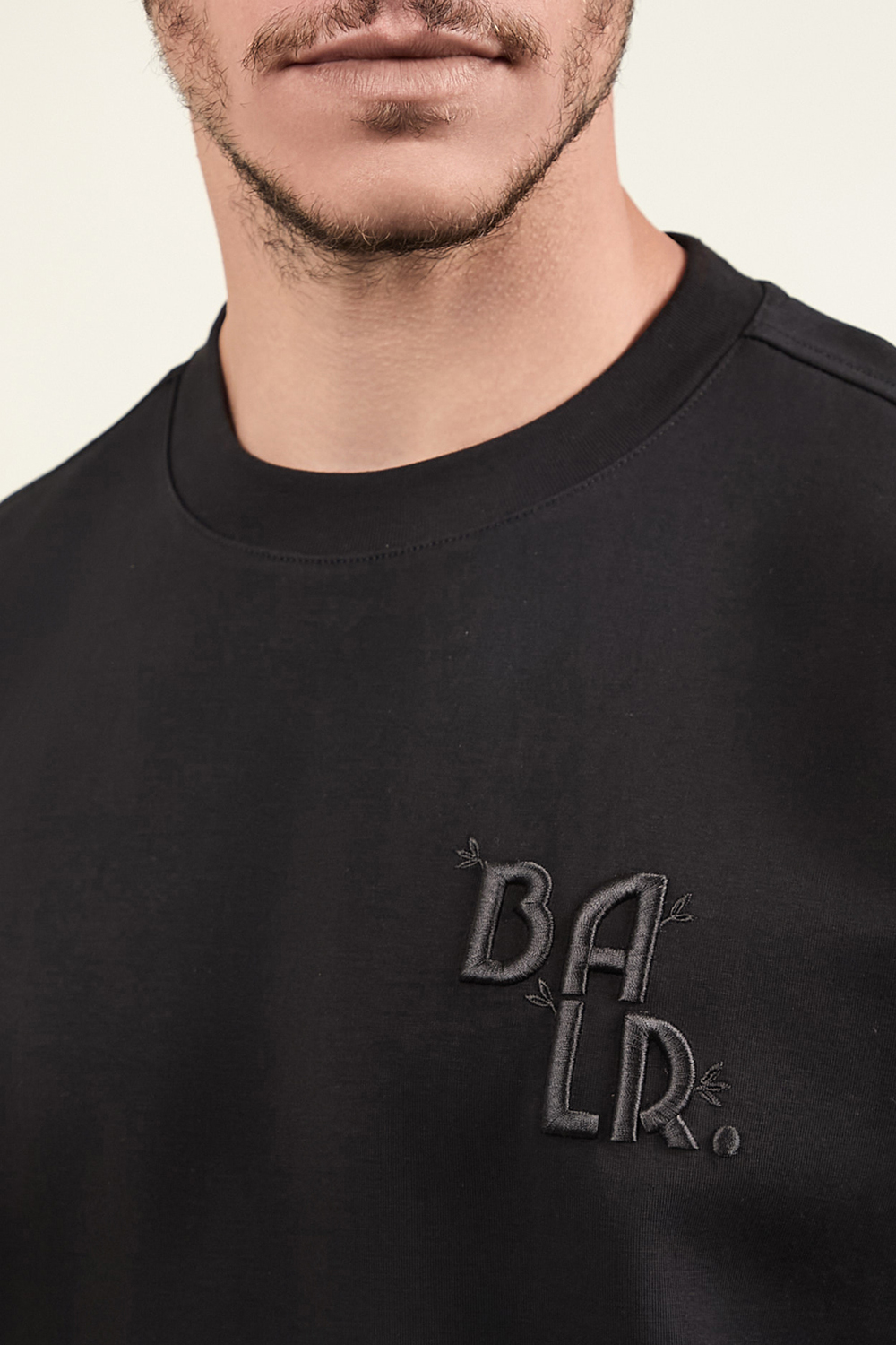 תמונת תקריב דוגמן של חולצת טי BALR