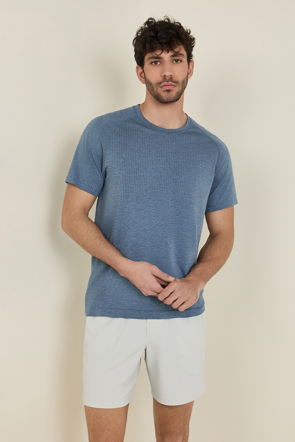 תמונת דוגמן קידמית של Metal Vent Tech Short-Sleeve Shirt