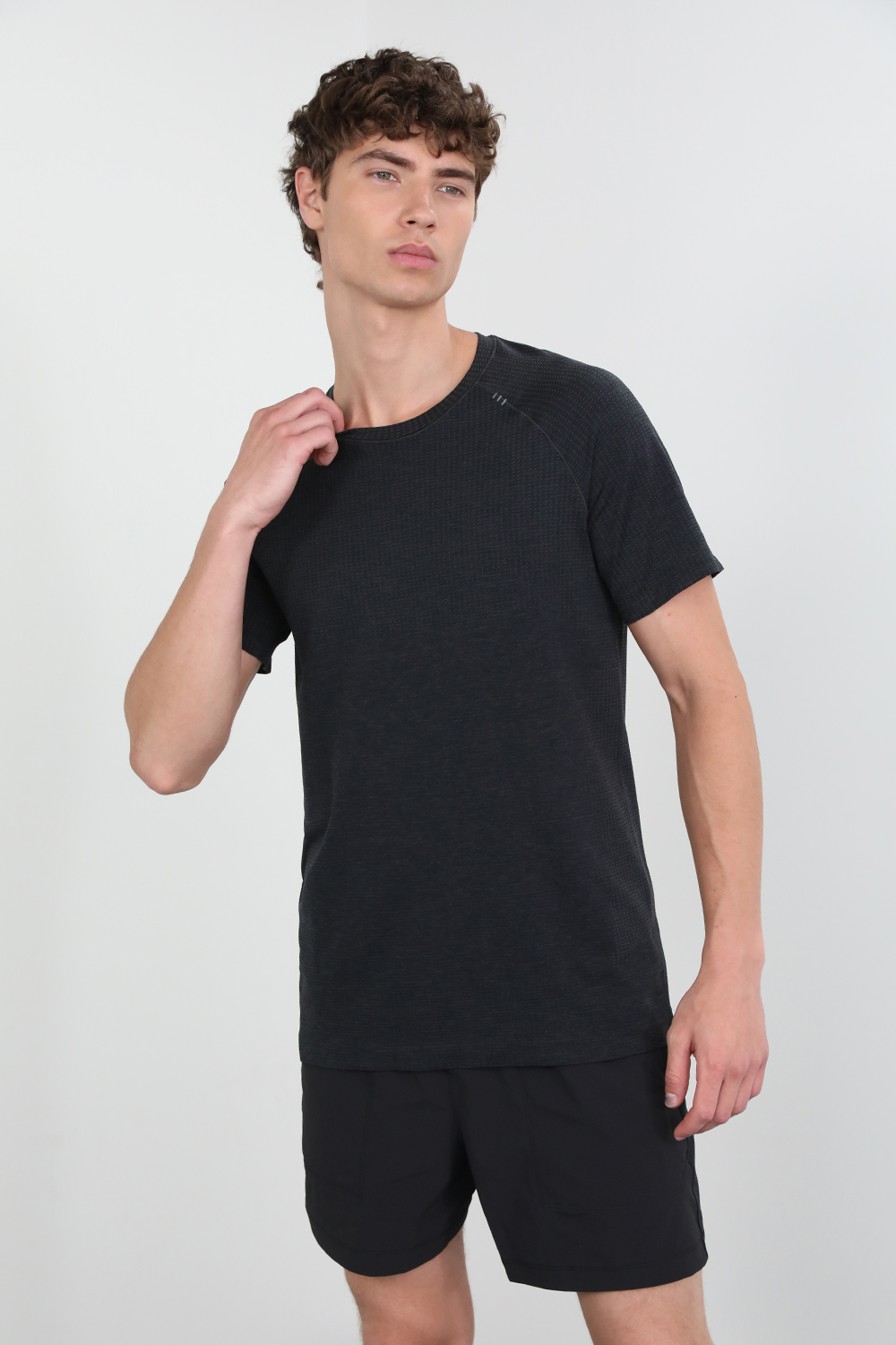 תמונת דוגמן קידמית של Metal Vent Tech Short-Sleeve Shirt