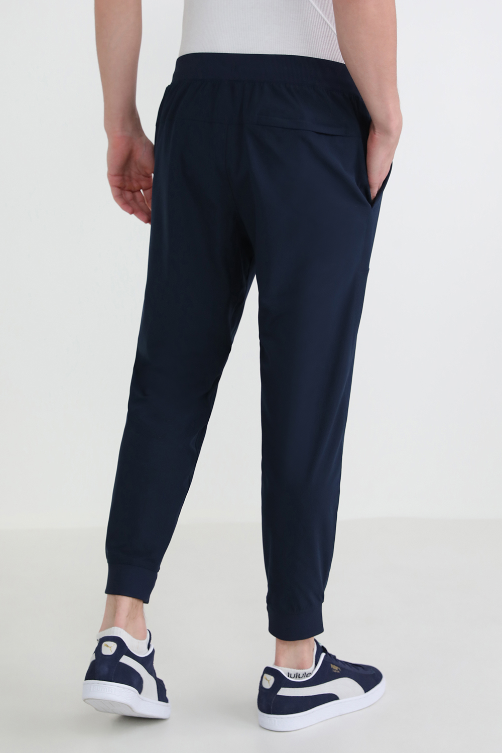 תמונת דוגמן אחורית של ABC Jogger Shorter