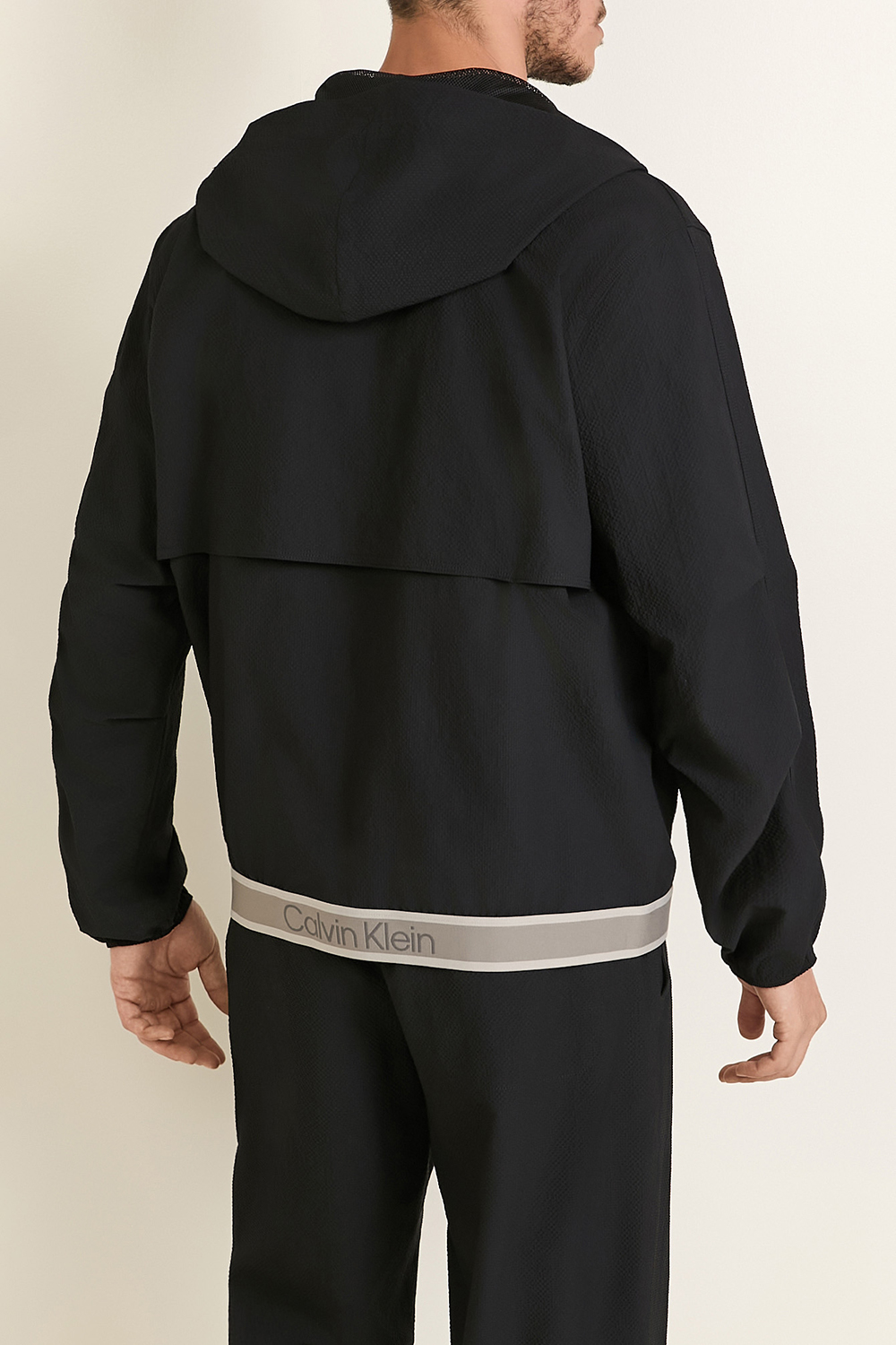 תמונת דוגמן אחורית של ז'קט רוח CALVIN KLEIN