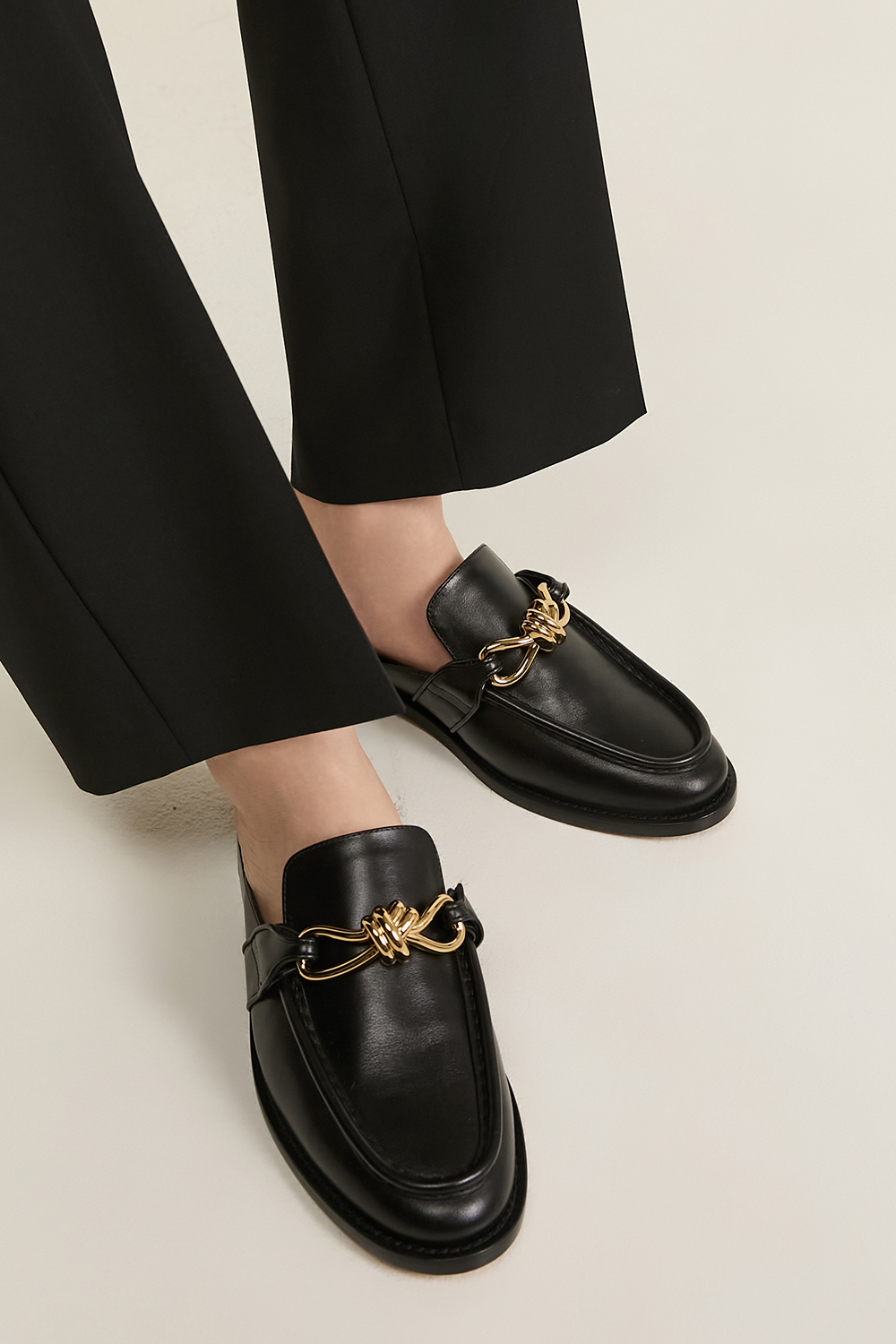 תמונת דוגמן קידמית של נעלי סליידס BOTTEGA VENETA