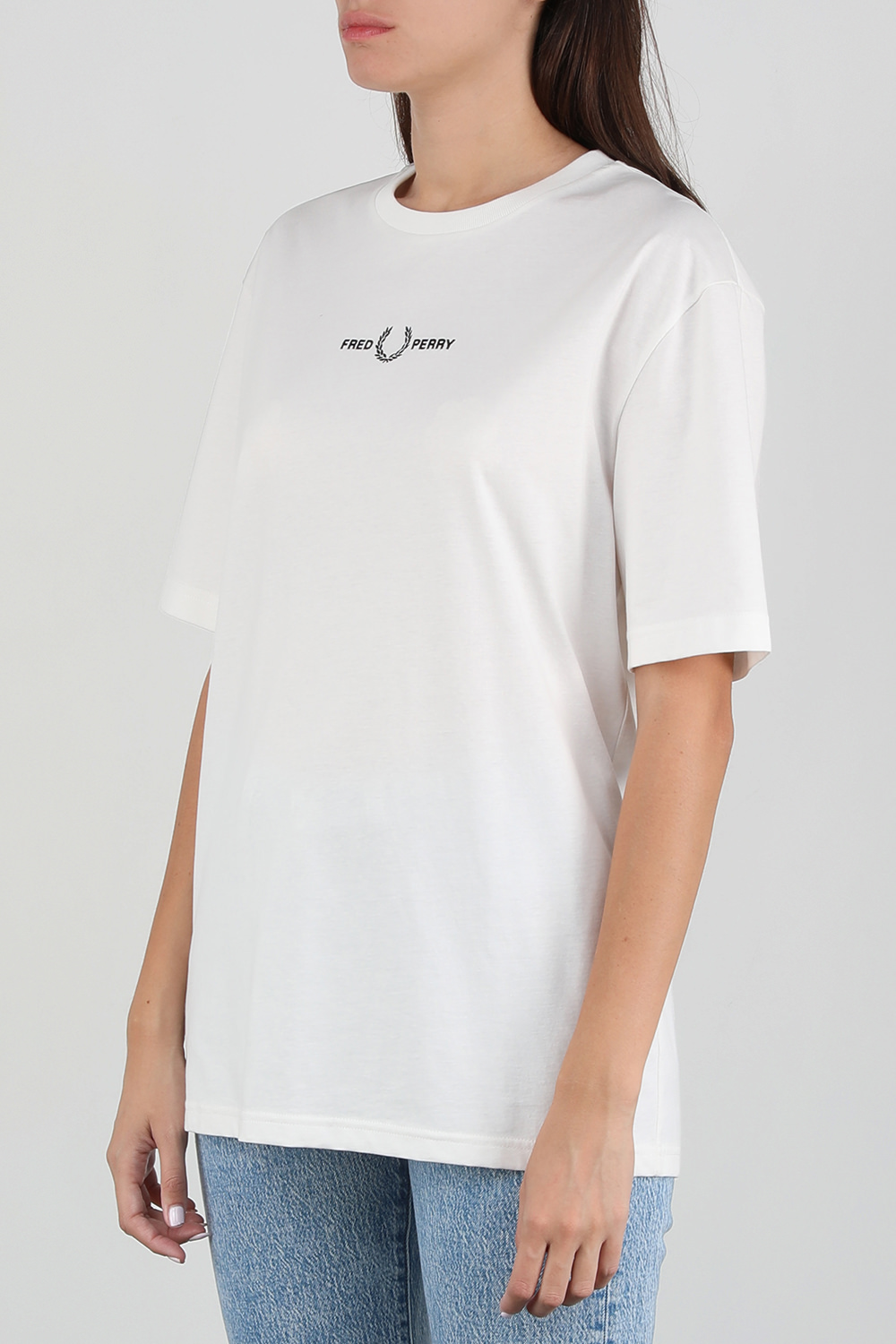 תמונת דוגמן אחורית של חולצת טי סלים עם לוגו FRED PERRY