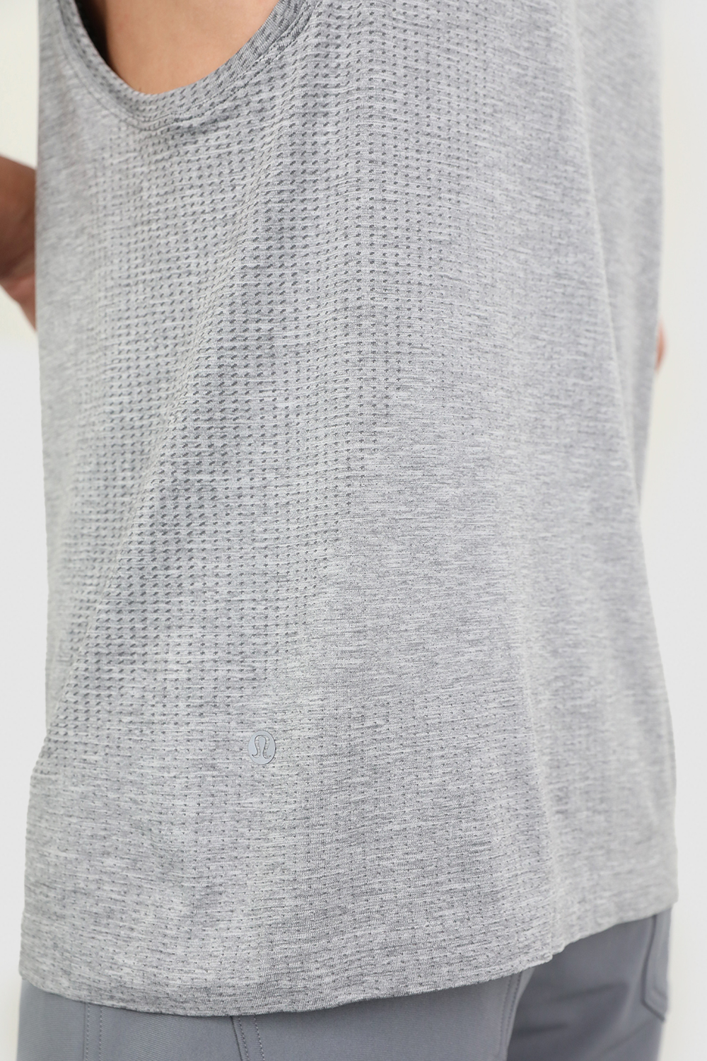 תמונת תקריב דוגמן של Metal Vent Tech Sleeveless Shirt