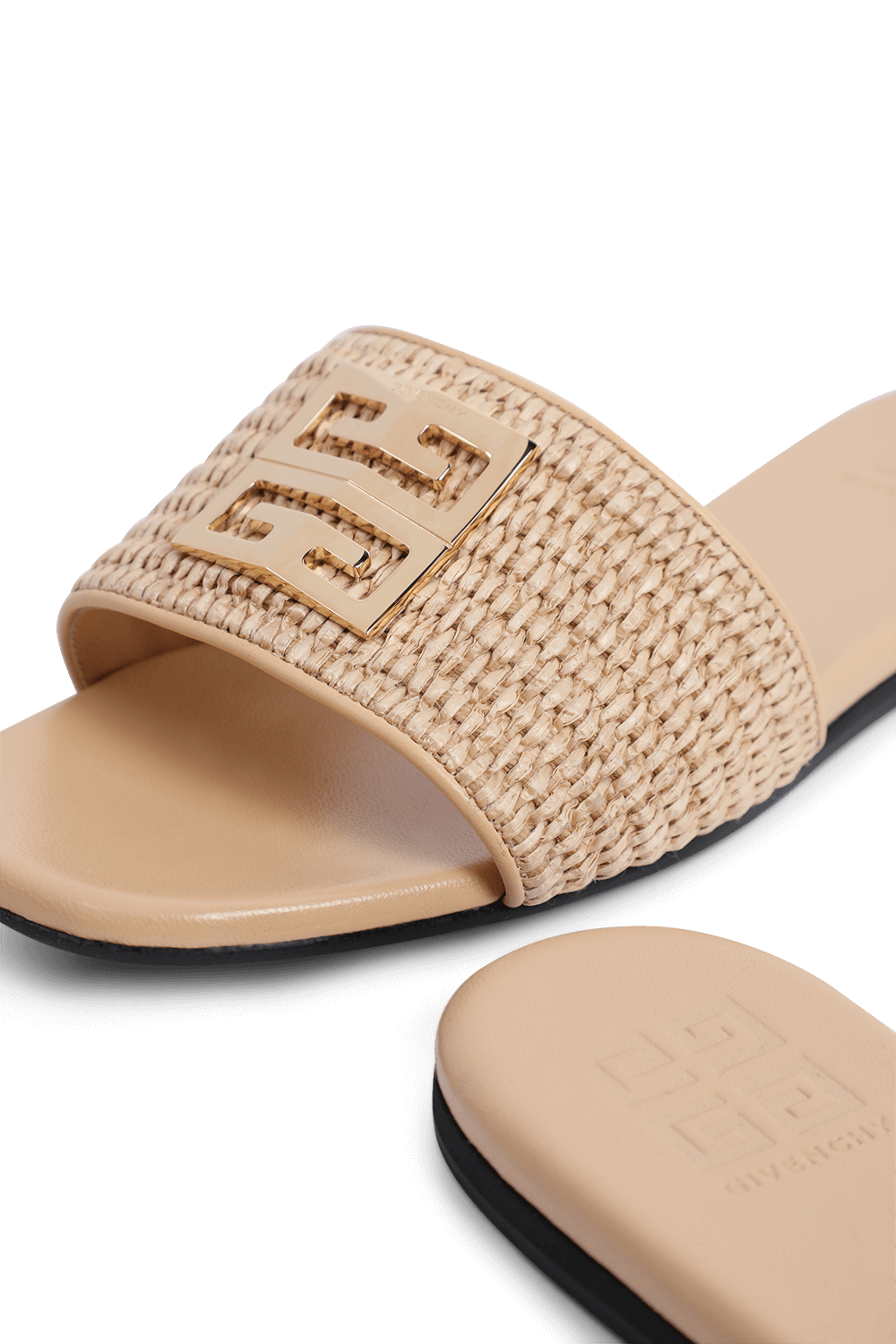 תמונת תקריב של כפכפי סליידס קלועים עם לוגו GIVENCHY