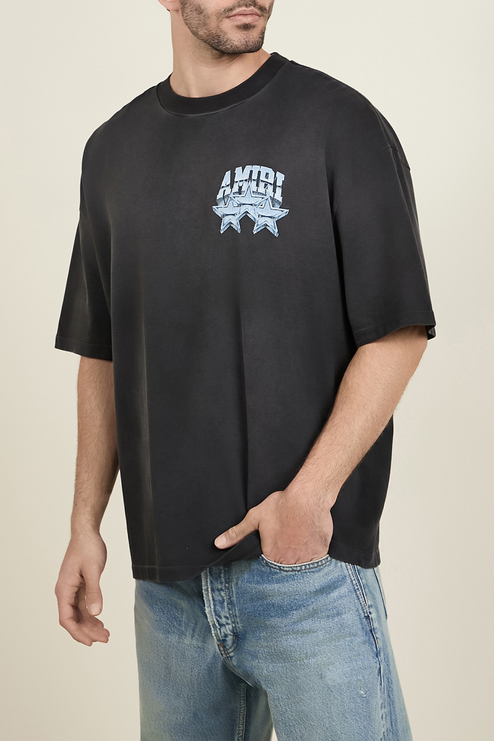 תמונת דוגמן קידמית של חולצת טי AMIRI
