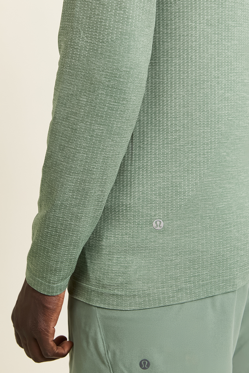 תמונת תקריב דוגמן של Metal Vent Tech Midweight Half-Zip LULULEMON