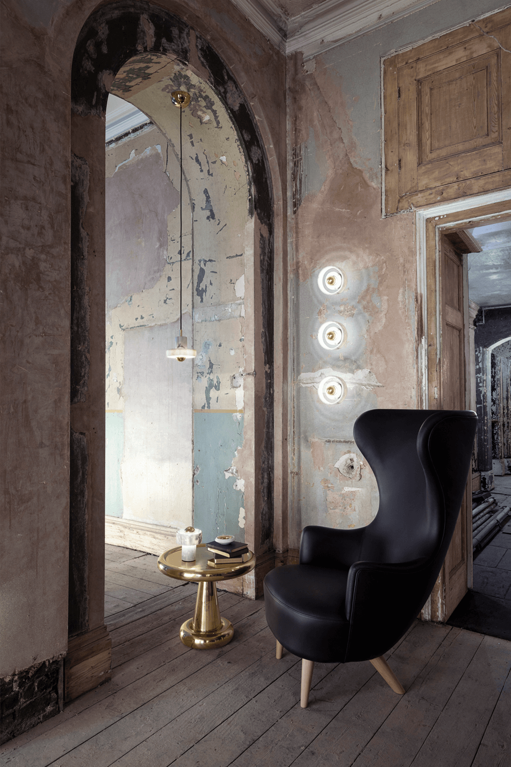 תמונה אחורית של שולחן קצר עגול מפליז TOM DIXON