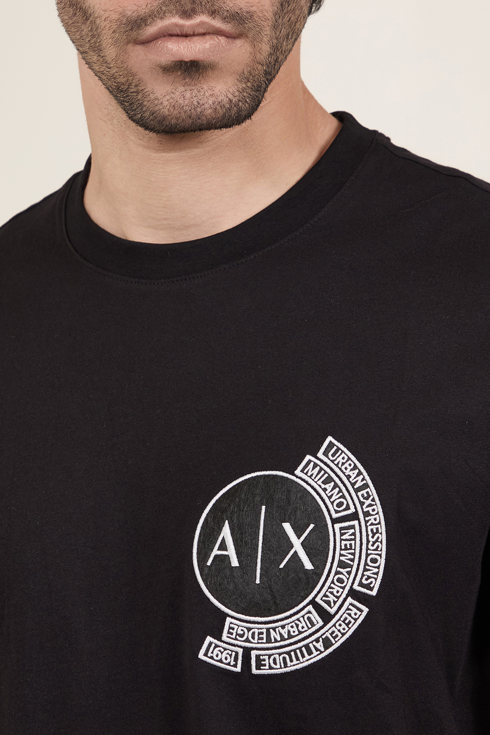 תמונת תקריב דוגמן של חולצת טי ARMANI EXCHANGE