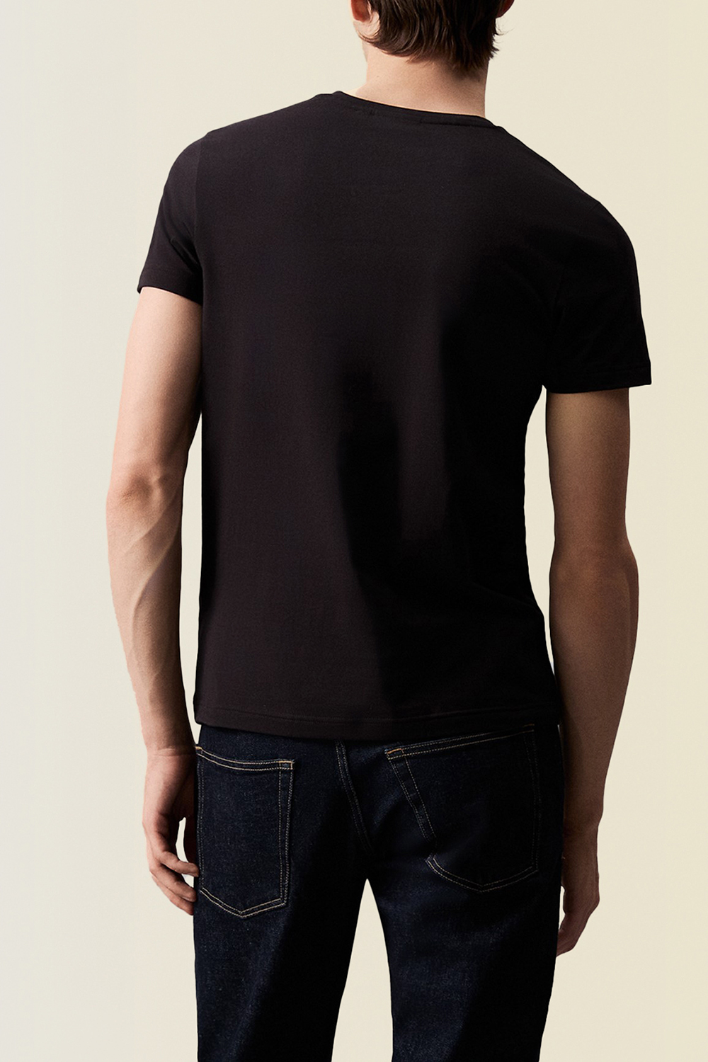 תמונת דוגמן אחורית של חולצת טי בגזרת סלים CALVIN KLEIN