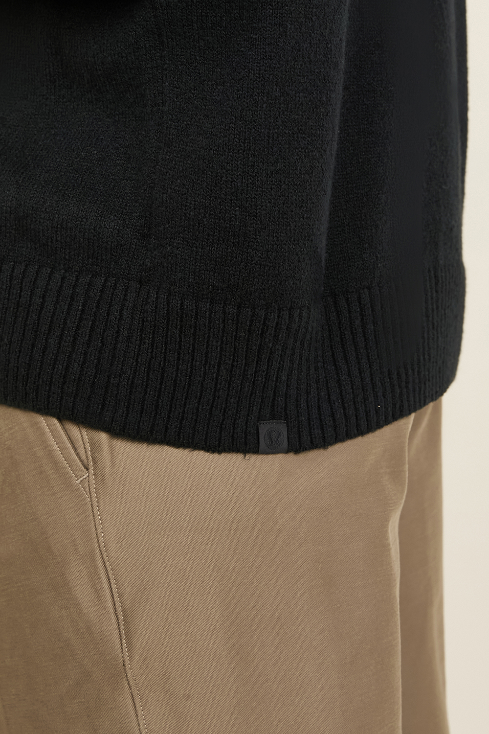 תמונת תקריב דוגמן של Relaxed-Fit Half-Zip Knit Sweater LULULEMON