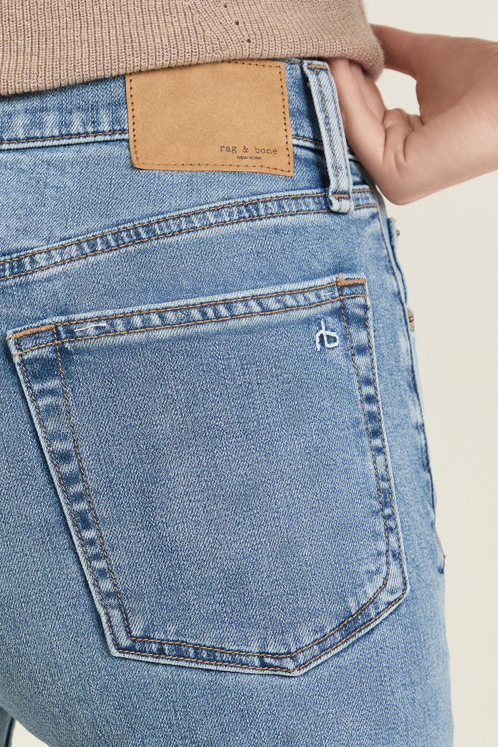 תמונת תקריב דוגמן של מכנסי ג'ינס בגזרה ישרה RAG & BONE