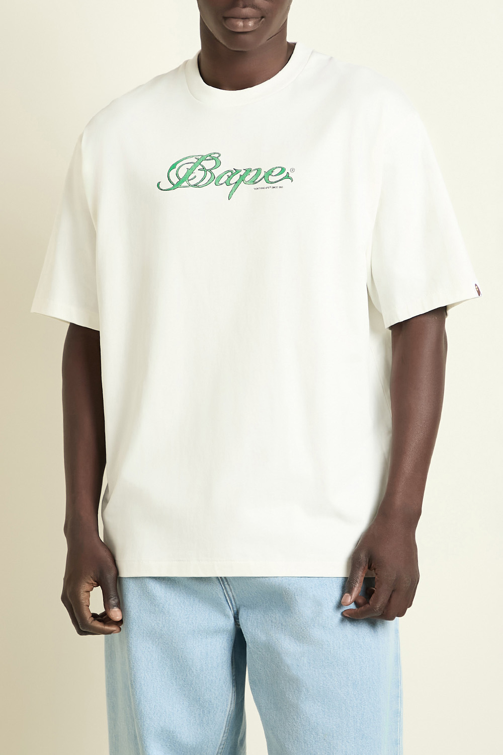 תמונת דוגמן קידמית של חולצת טי BAPE