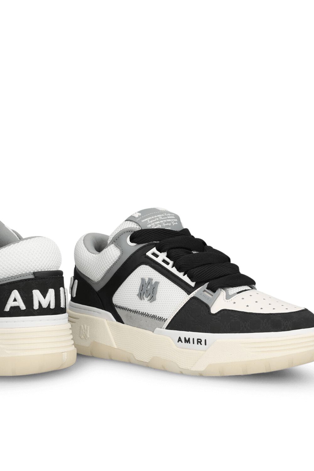 תמונת תקריב של סניקרס AMIRI