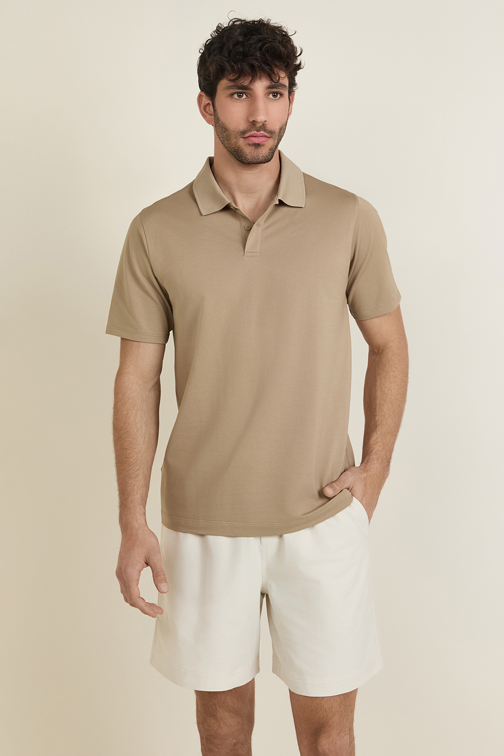 תמונת דוגמן קידמית של Classic-Fit Pique Short-Sleeve Polo Shirt LULULEMON