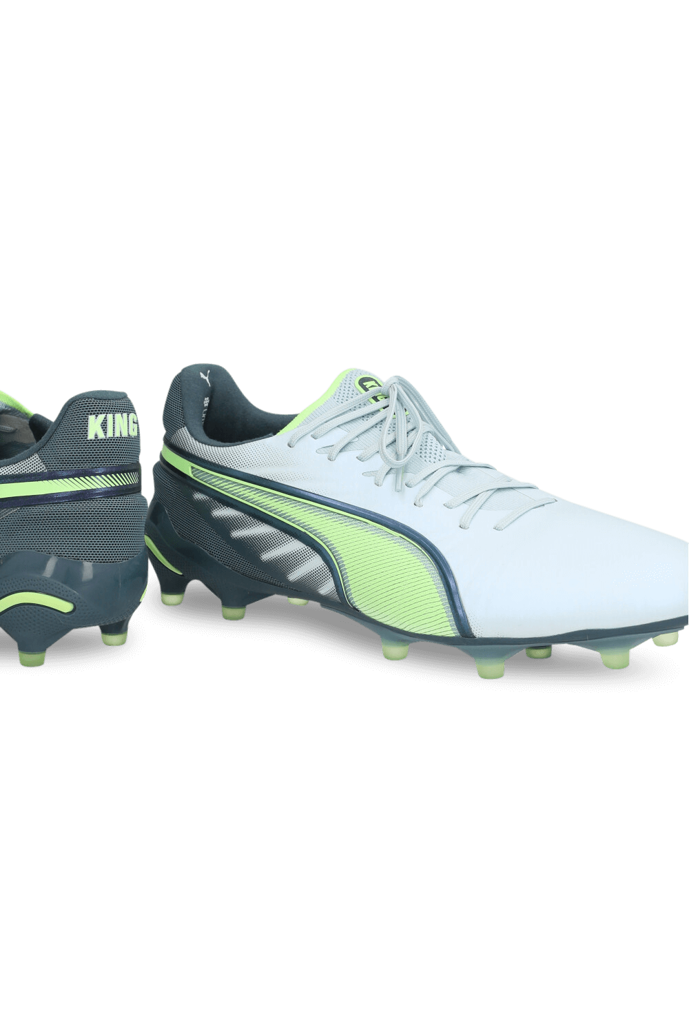 תמונת תקריב של נעלי כדורגל קינג PUMA