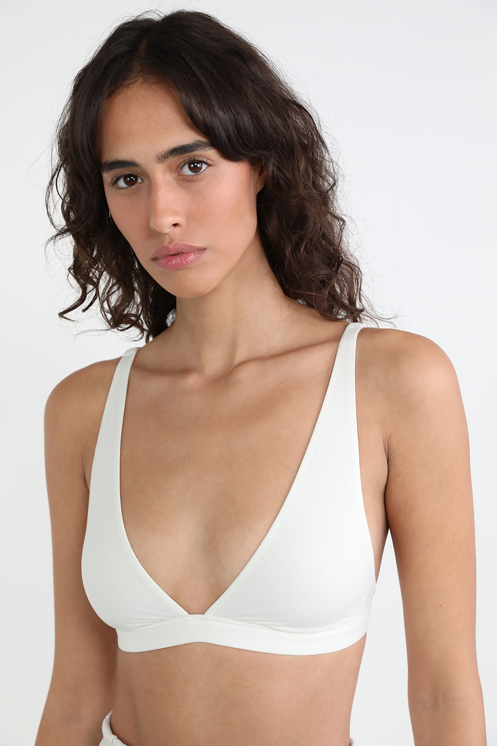תמונת דוגמן קידמית של Wundermost Ultra-Soft Nulu Triangle Bralette