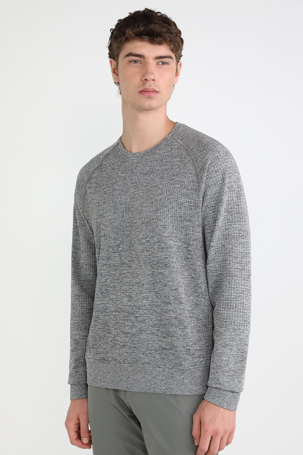 תמונת דוגמן קידמית של Engineered Warmth Long-Sleeve Crew