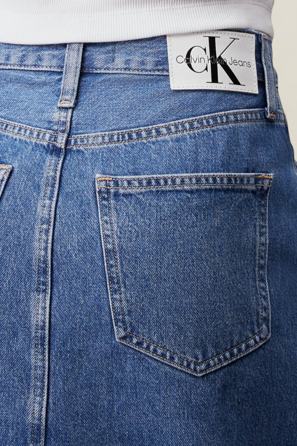 תמונת תקריב דוגמן של חצאית מקסי עם שסע CALVIN KLEIN
