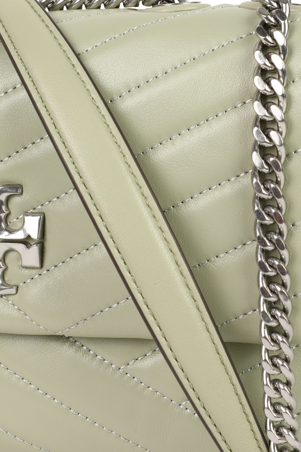 תמונת תקריב של תיק צד קירה מעור קווילט TORY BURCH