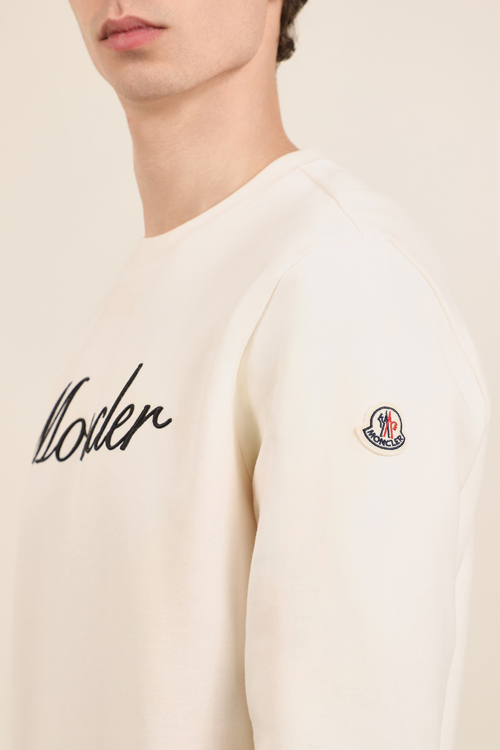 תמונת תקריב דוגמן של סווטשירט MONCLER