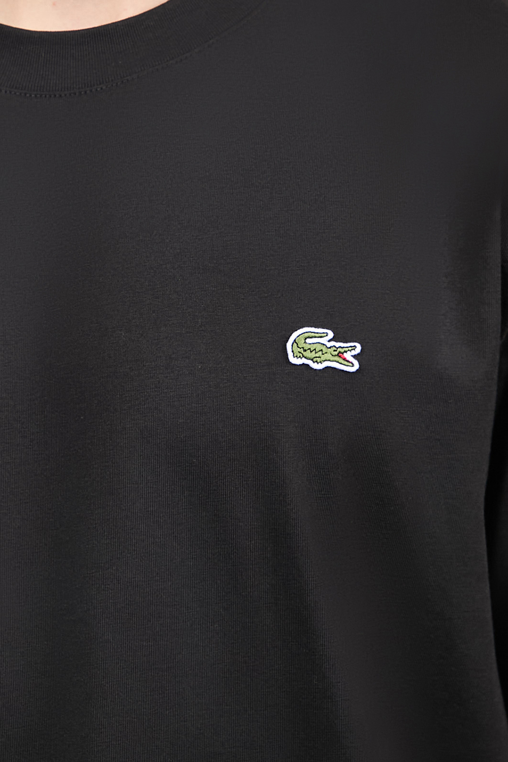 תמונת תקריב דוגמן של חולצת טי LACOSTE
