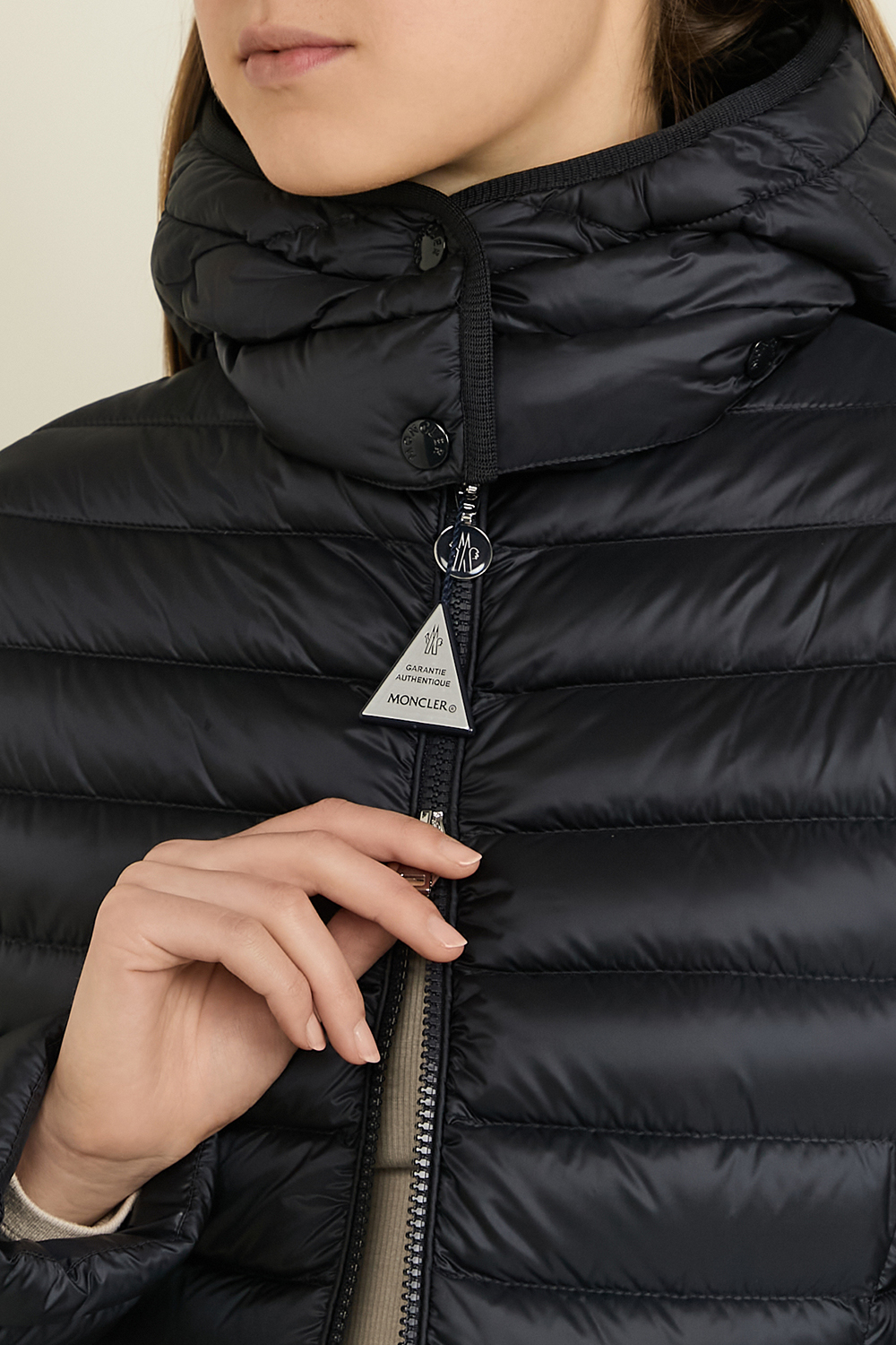 תמונת תקריב דוגמן של מעיל פוך MONCLER