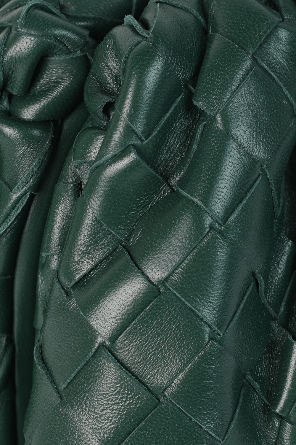 תמונת תקריב של תיק טין פאוץ' מעור קלוע BOTTEGA VENETA